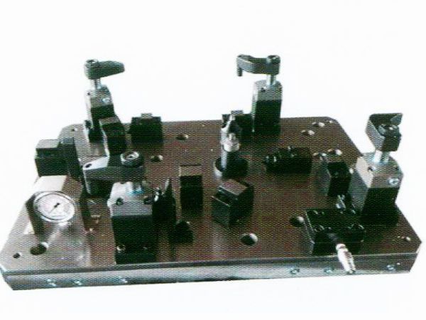 齒(chi)輪室罩蓋(gai)液壓(ya)裌(jia)具(ju)